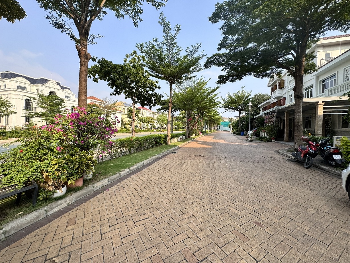 Cho thuê biệt thự Chateau Phú Mỹ Hưng, Quận 7 xây 2 lầu thiết kế 4 phòng ngủ khu compound cao cấp 4