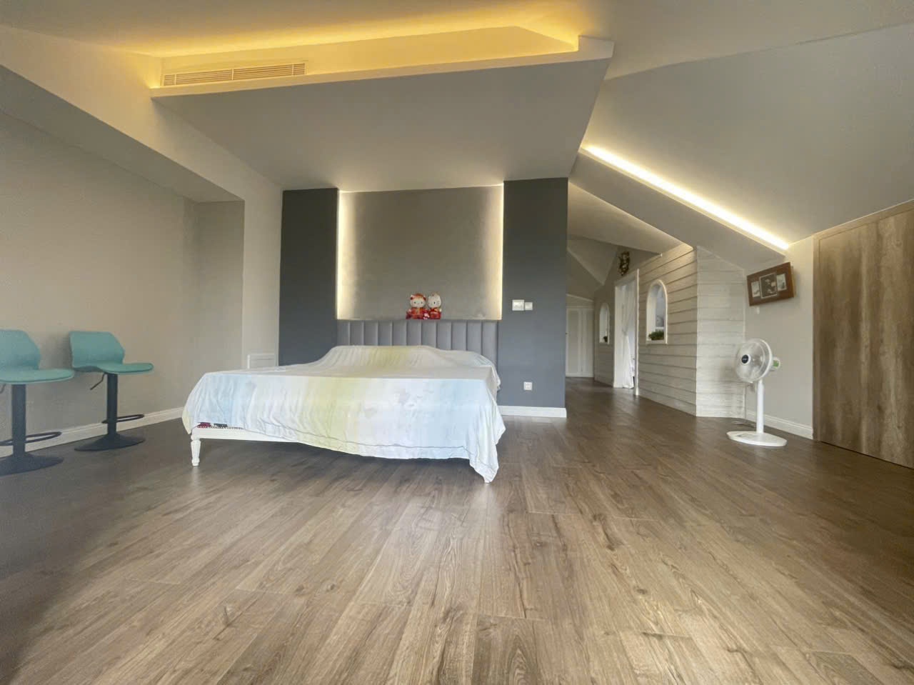 Cho thuê villa Chateau Phú Mỹ Hưng, Quận 7 căn góc xây 2 lầu phía sau có hồ bơi, sân tennis 5