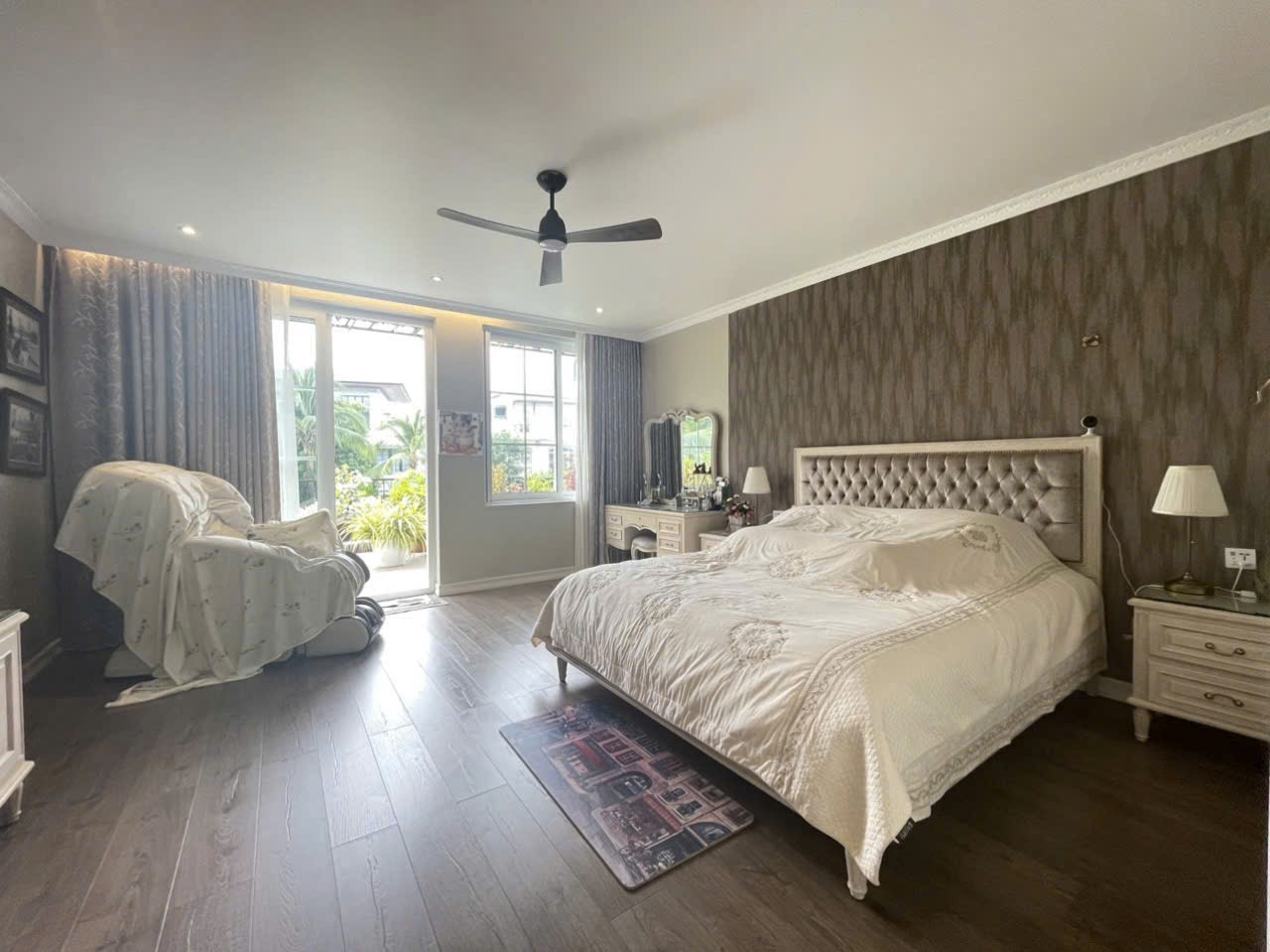 Cho thuê villa Chateau Phú Mỹ Hưng, Quận 7 căn góc xây 2 lầu phía sau có hồ bơi, sân tennis 4