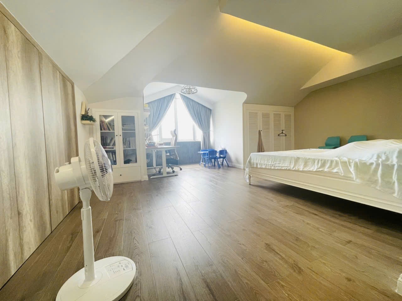 Cho thuê villa Chateau Phú Mỹ Hưng, Quận 7 căn góc xây 2 lầu phía sau có hồ bơi, sân tennis 12