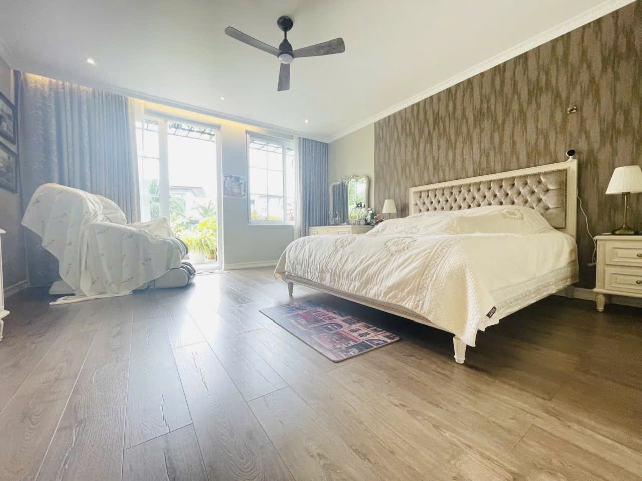 Cho thuê villa Chateau Phú Mỹ Hưng, Quận 7 căn góc xây 2 lầu phía sau có hồ bơi, sân tennis 10