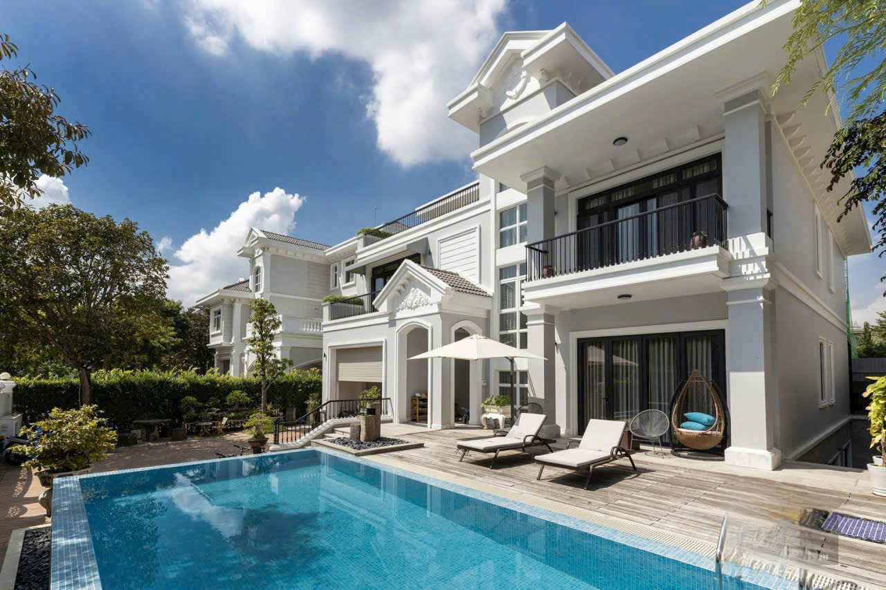 Bán hoặc cho thuê biệt thự đơn lập Chateau 4 Phú Mỹ Hưng, Quận 7 xây 5 tầng có hồ bơi – 580m2