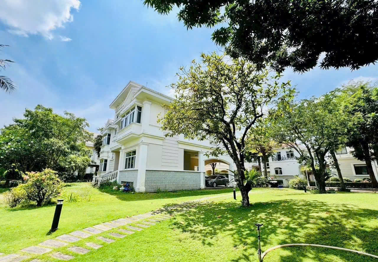 Bán biệt thự đơn lập Chateau Phú Mỹ Hưng căn góc xây 4 tầng nhà thô tự decor theo sở thích – 567.2m2