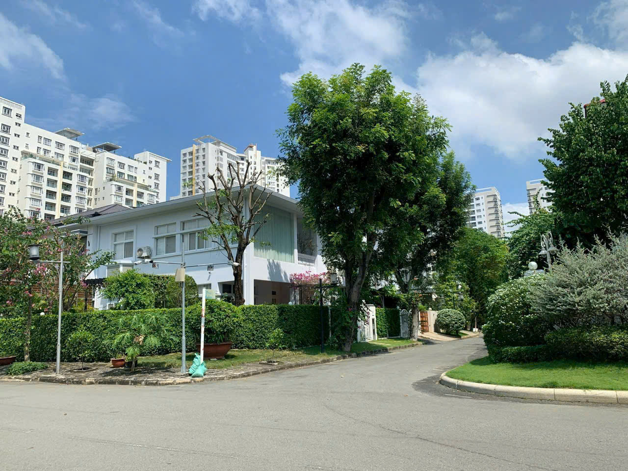 Bán biệt thự đơn lập Mỹ Phú 1 Phú Mỹ Hưng, Quận 7 căn góc 2 mặt tiền Hưng Long, xây 2 tầng