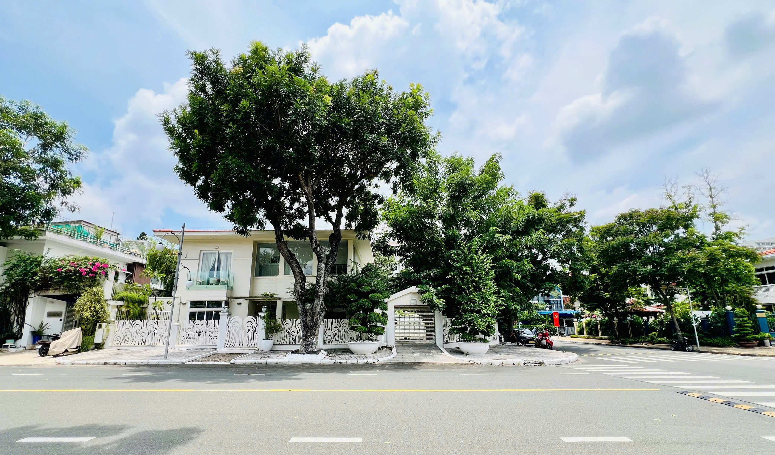 Bán biệt thự đơn lập Mỹ Tú 1 Phú Mỹ Hưng, Quận 7 xây 2 tầng căn góc đẹp có hồ bơi, sân vườn – 362m2