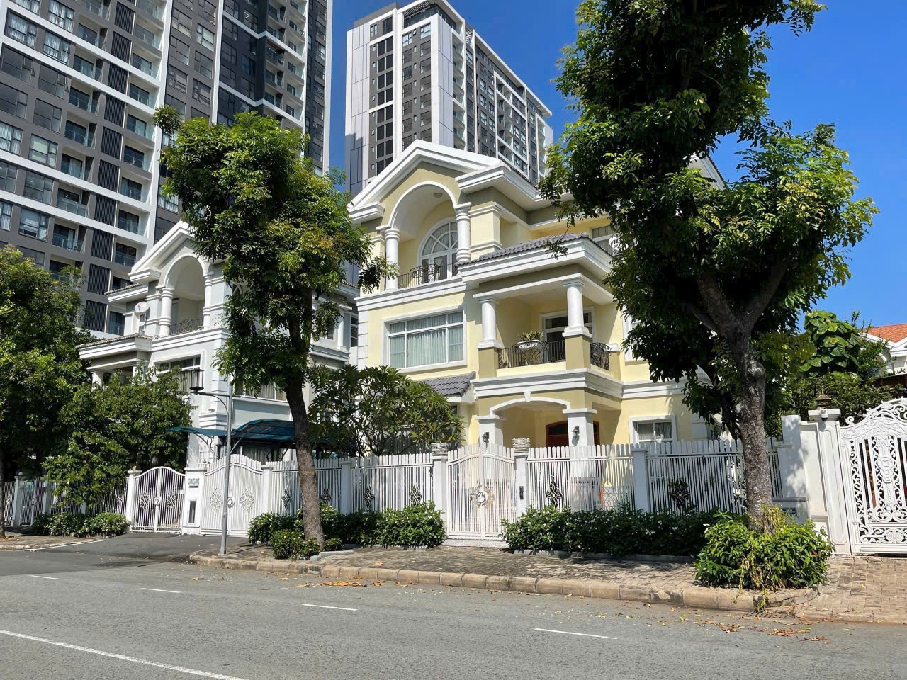 Cho thuê biệt thự đơn lập Mỹ Văn, Phú Mỹ Hưng, Quận 7 nhà đẹp có 4 phòng ngủ xây 2 lầu 1