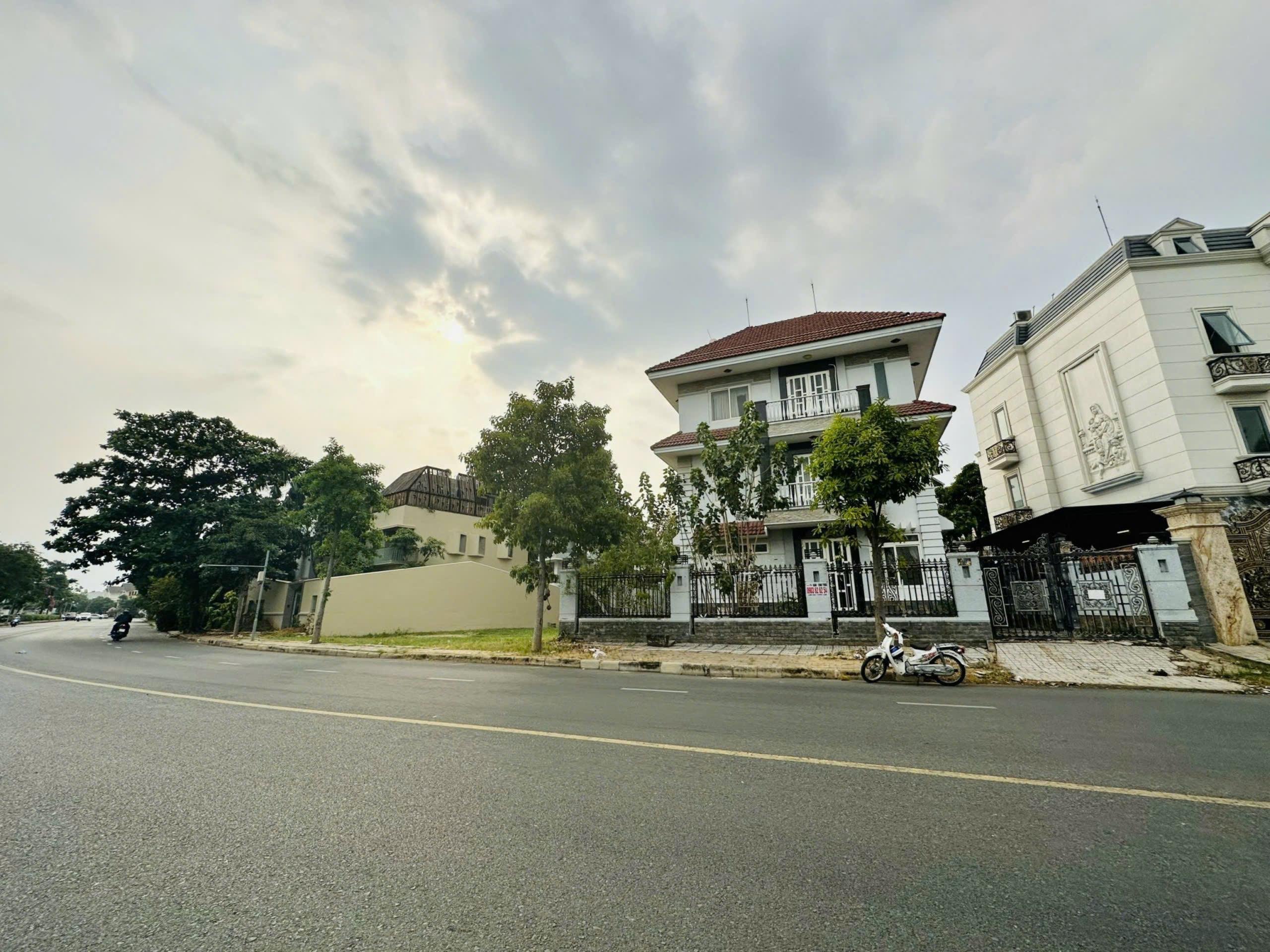 Bán biệt thự đơn lập Nam Thông 1, Phú Mỹ Hưng, Quận 7 nhà thô có 4 phòng ngủ, 2 mặt tiền 4