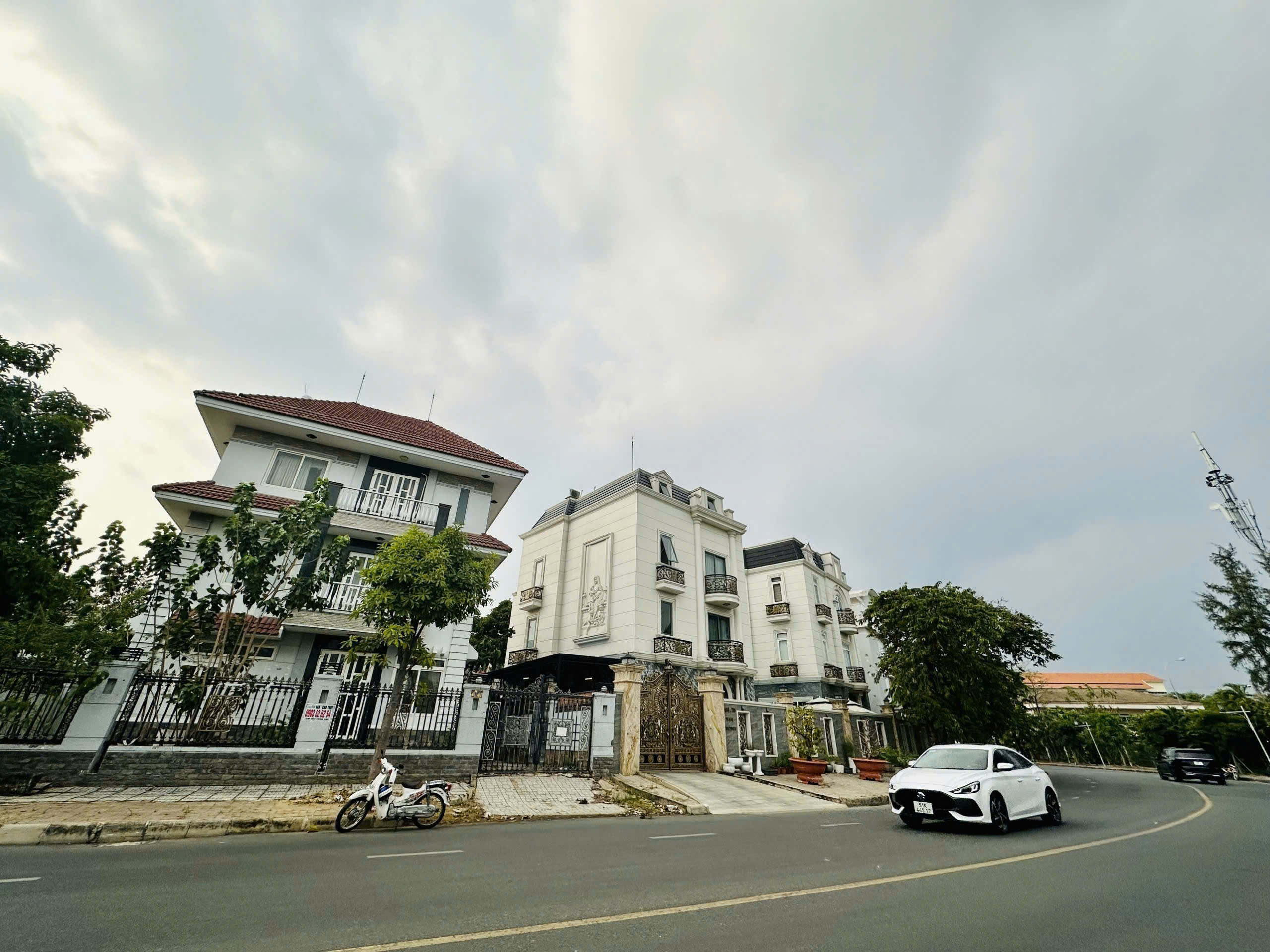 Bán biệt thự đơn lập Nam Thông 1, Phú Mỹ Hưng, Quận 7 nhà thô có 4 phòng ngủ, 2 mặt tiền 3