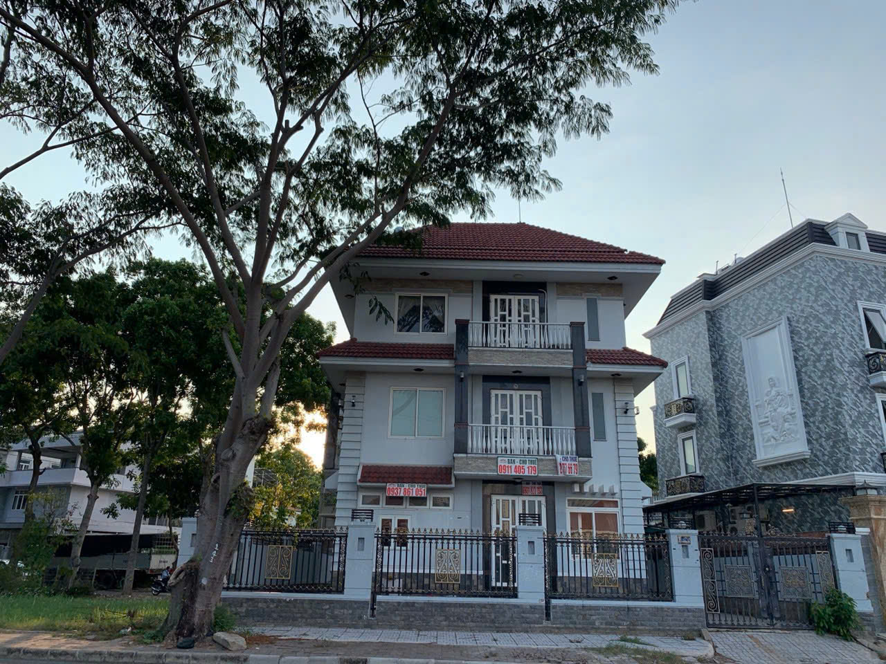 Bán biệt thự đơn lập Nam Thông 1, Phú Mỹ Hưng, Quận 7 nhà thô có 4 phòng ngủ, 2 mặt tiền 2