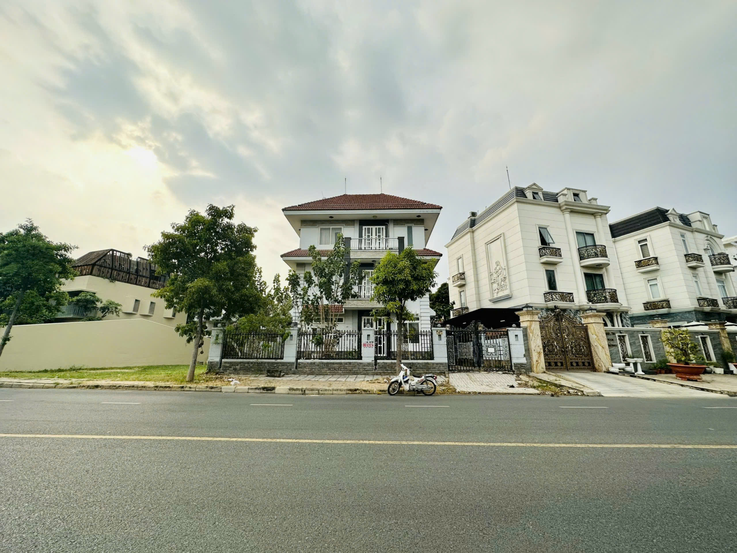 Bán biệt thự đơn lập Nam Thông 1, Phú Mỹ Hưng, Quận 7 nhà thô có 4 phòng ngủ, 2 mặt tiền 1