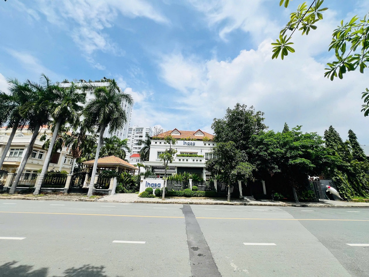 Bán hoặc cho thuê biệt thự đơn lập Nam Thông 2 Phú Mỹ Hưng xây 3 tầng có 7 phòng ngủ - 306m2 12