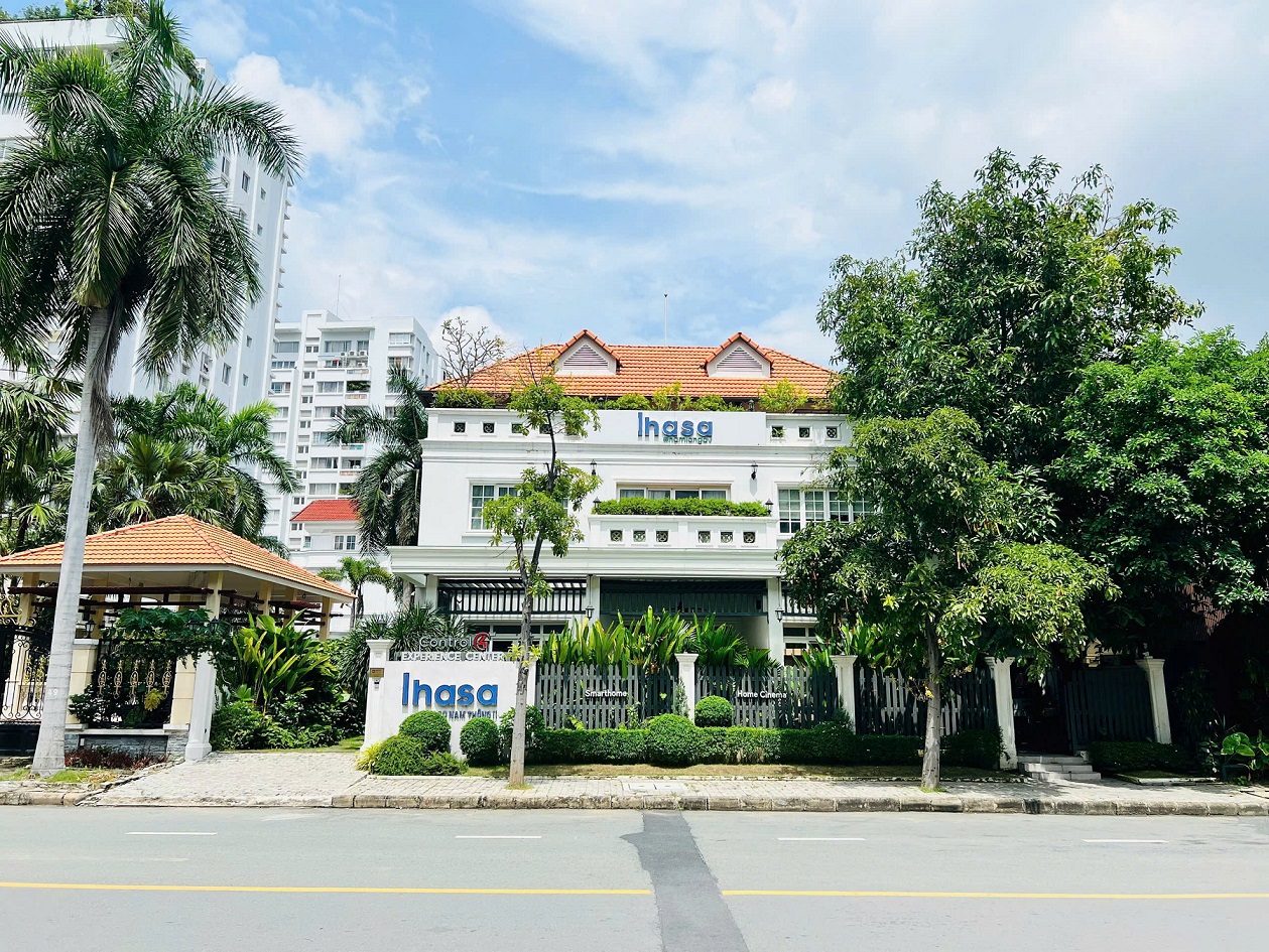Bán hoặc cho thuê biệt thự đơn lập Nam Thông 2 Phú Mỹ Hưng xây 3 tầng có 7 phòng ngủ - 306m2