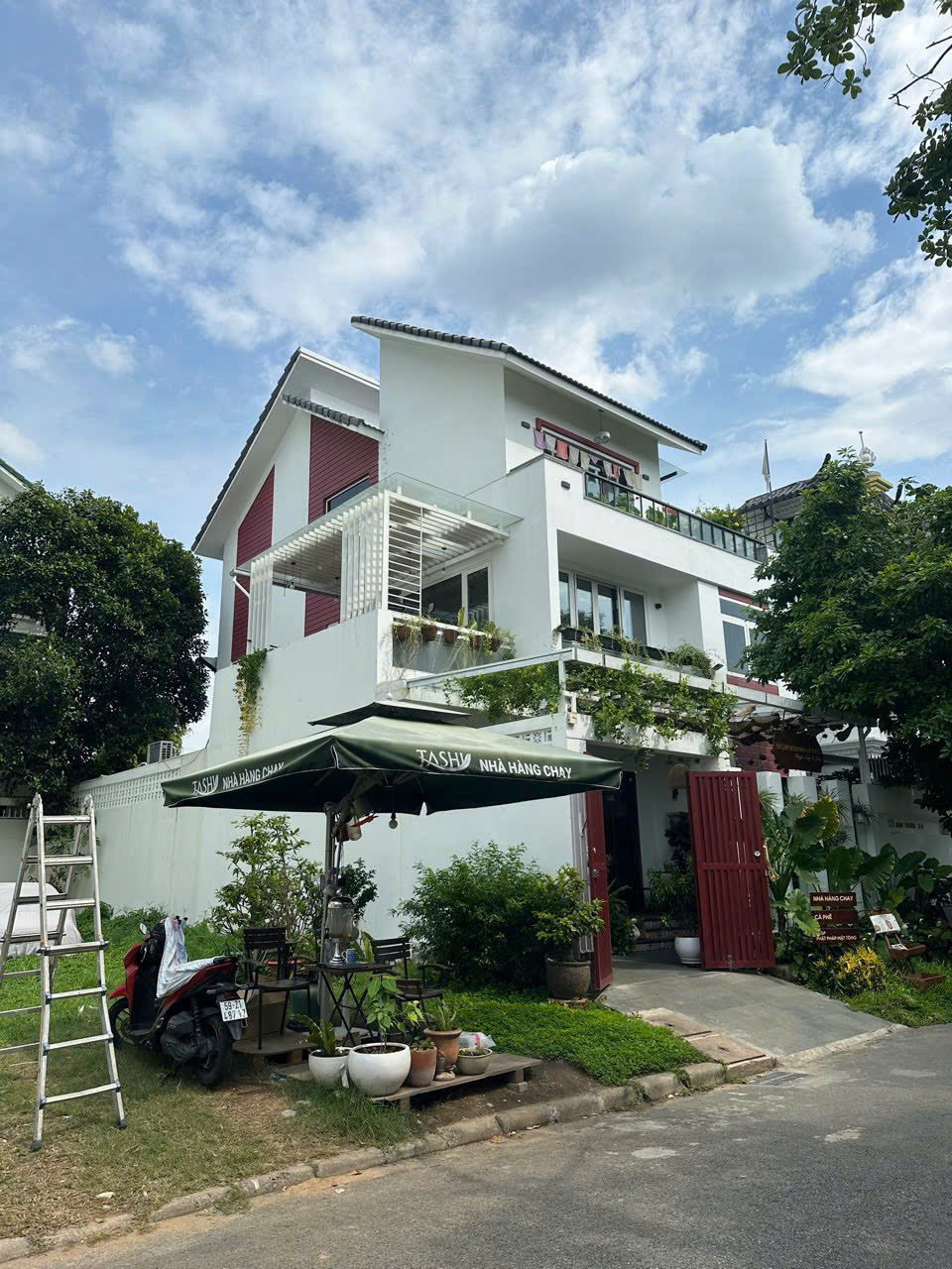 Bán biệt thự đơn lập Nam Thông 1, Phú Mỹ Hưng, Quận 7 xây 3 tầng có 4 phòng ngủ đối diện công viên 1