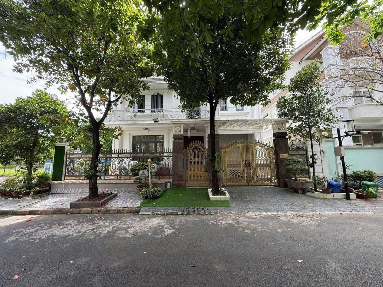 Bán biệt thự đơn lập Nam Thông 2 Phú Mỹ Hưng, Quận 7 xây 5 tầng có 6 phòng ngủ, hồ bơi – 285m2