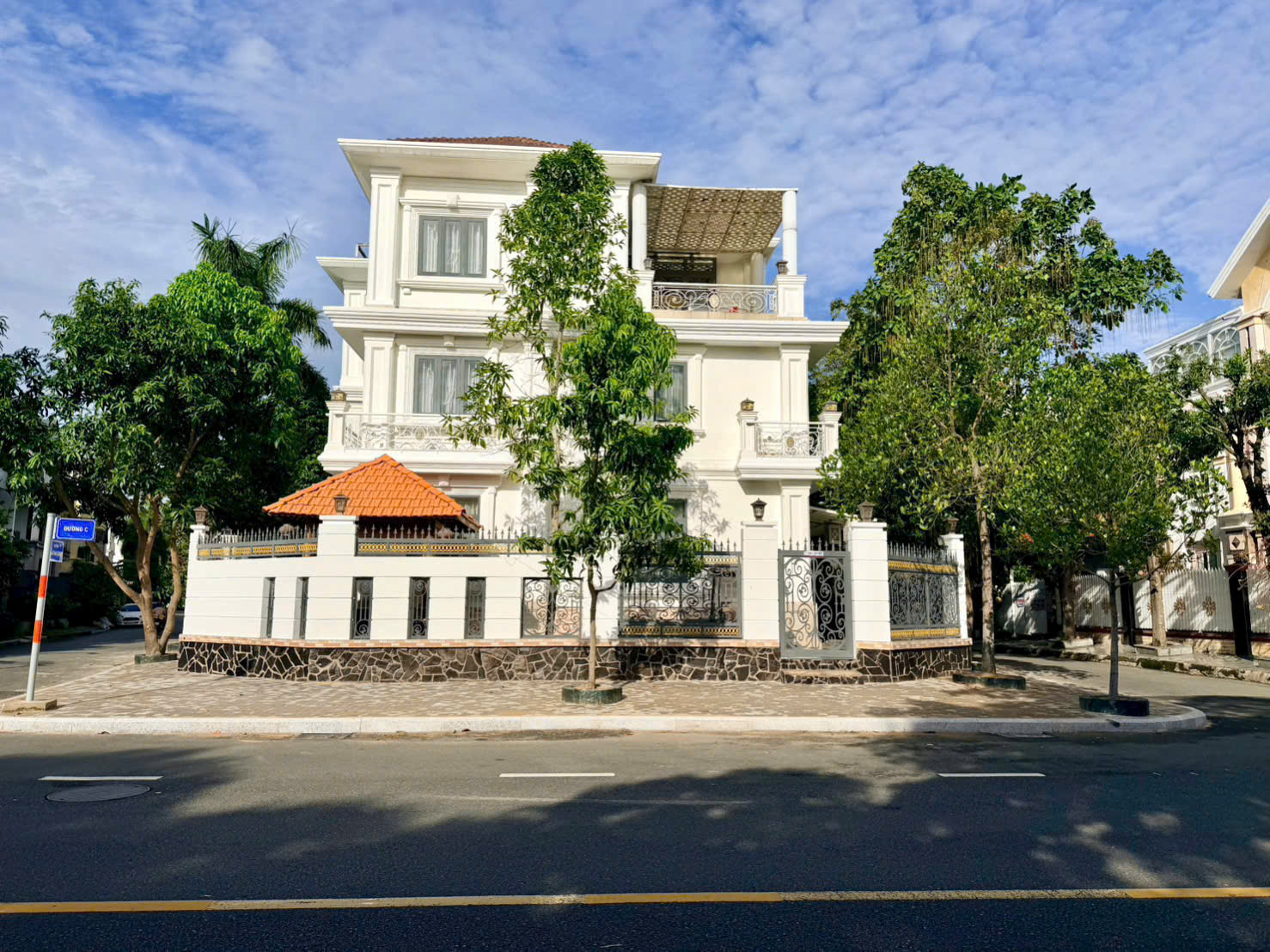 Bán biệt thự đơn lập Nam Thông 2 Phú Mỹ Hưng, Quận 7 xây 5 tầng có 6 phòng ngủ, hồ bơi – 285m2