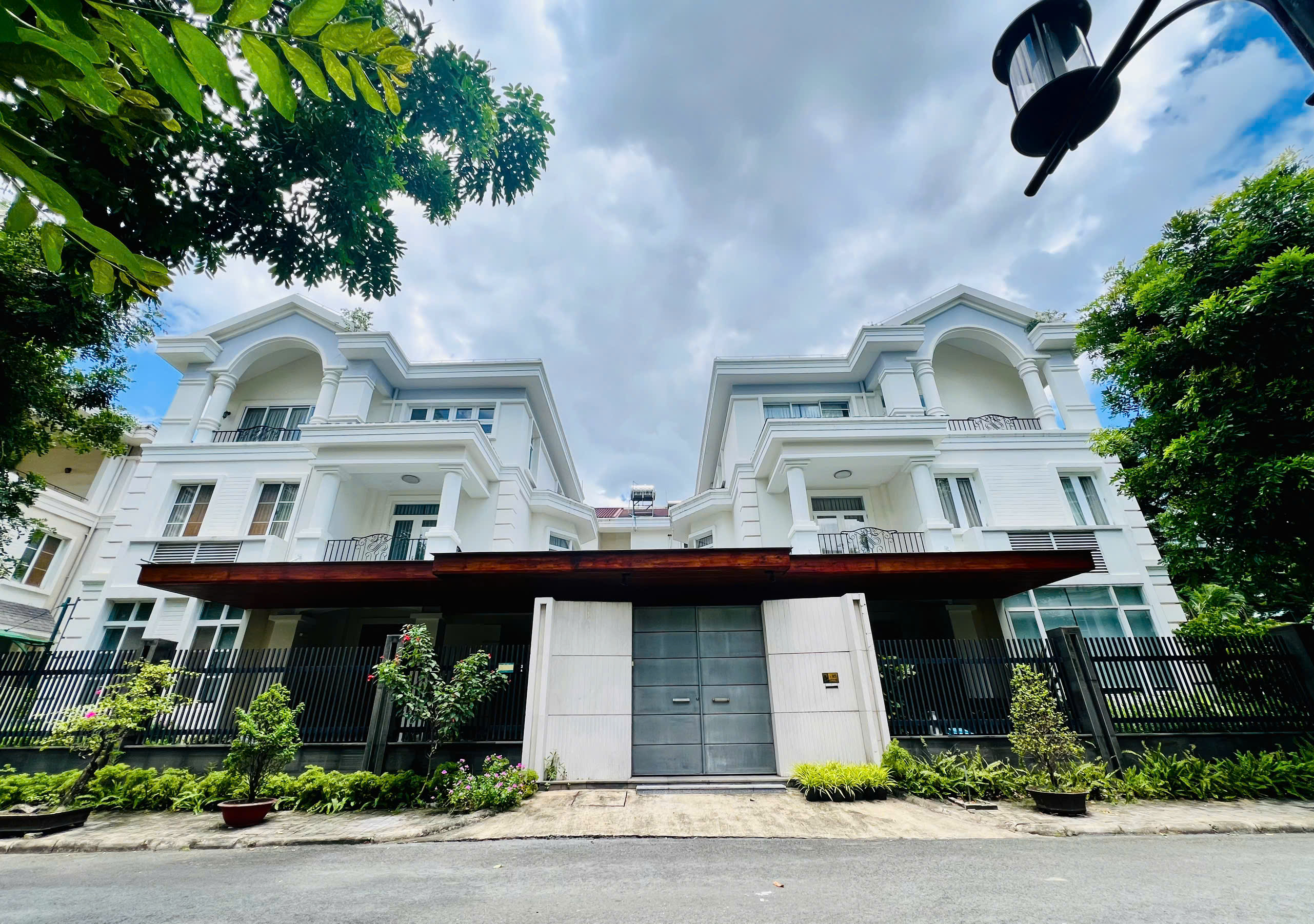 Bán cặp biệt thự đơn lập Mỹ Văn Phú Mỹ Hưng căn góc công viên xây 3 tầng có 7 phòng ngủ – 496m2