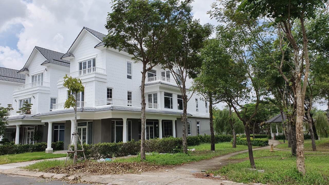 Bán biệt thự đường Bưng Ông Thoàn, Quận 9 căn góc vị trí đẹp hướng Đông Bắc