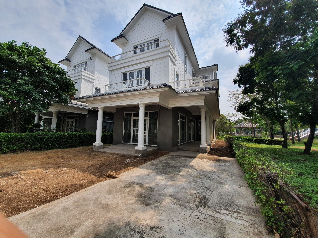 Bán biệt thự đường Bưng Ông Thoàn, Quận 9 căn góc vị trí đẹp hướng Đông Bắc 1