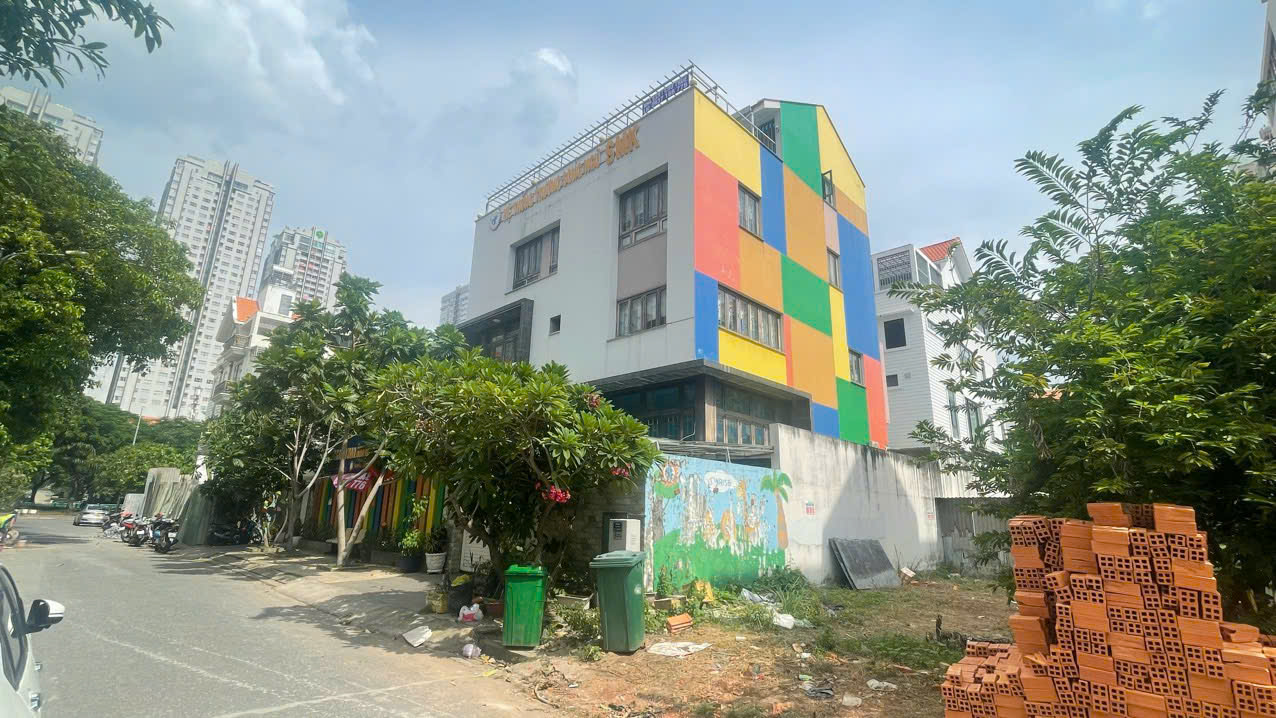 Bán hoặc cho thuê biệt thự đường số 10 khu Him Lam, Quận 7 có 4 tầng nhà mới sửa chữa 4