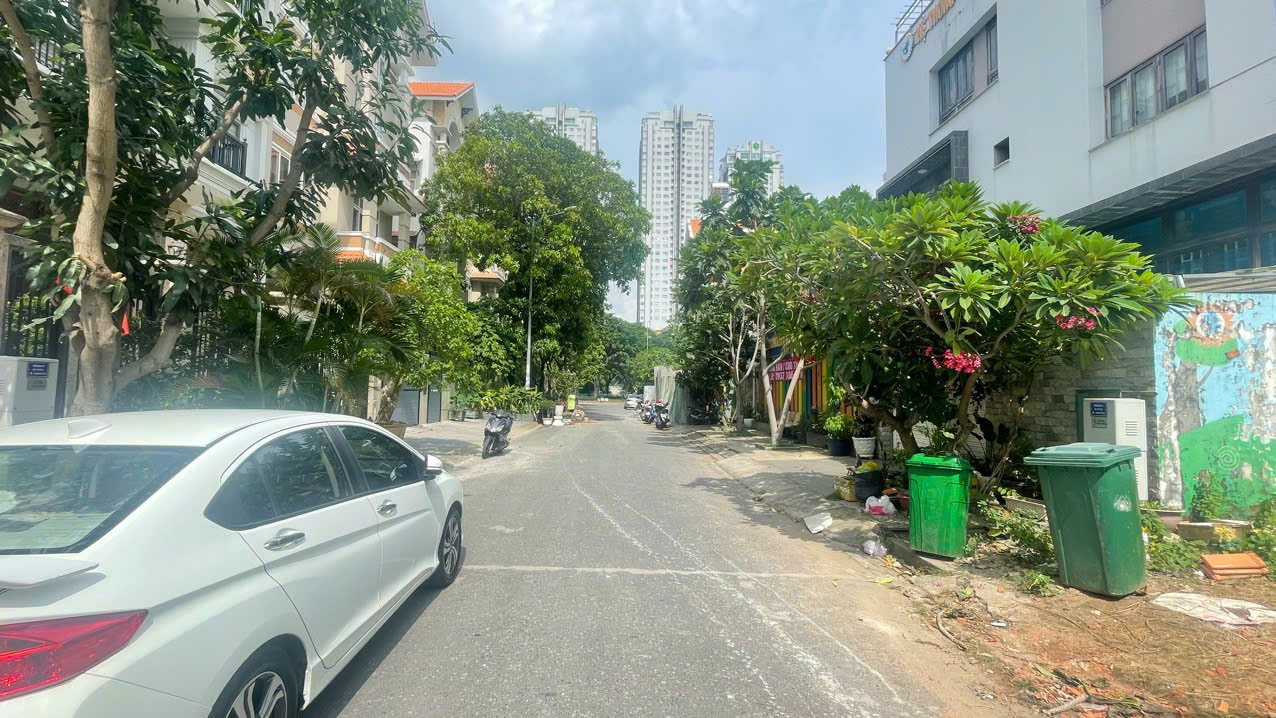 Bán hoặc cho thuê biệt thự đường số 10 khu Him Lam, Quận 7 có 4 tầng nhà mới sửa chữa 3