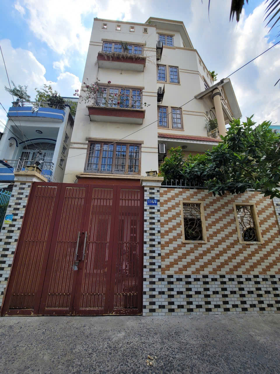 Car alley villa for sale 116/8 Huynh Tan Phat, District 7, the most VIP alley in the area – 96m2