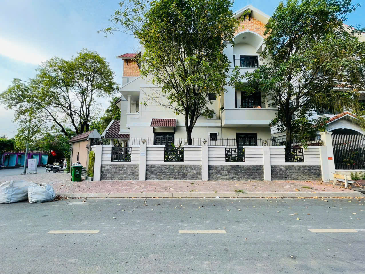 Bán siêu biệt thự Him Lam 6A khu Trung Sơn, Bình Chánh căn góc, hàng hiếm có 9 phòng ngủ 4