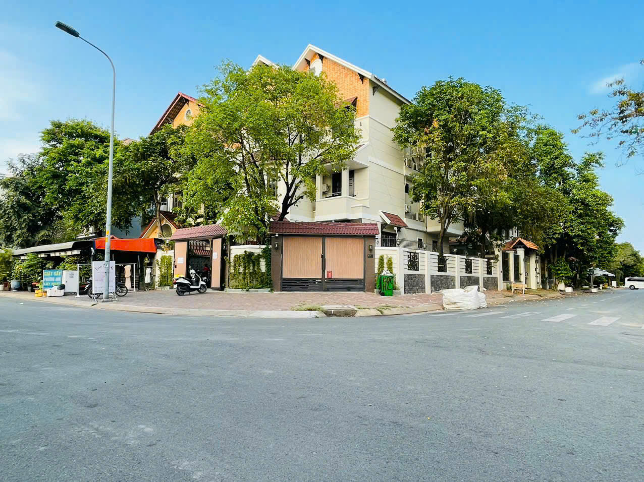 Bán siêu biệt thự Him Lam 6A khu Trung Sơn, Bình Chánh căn góc, hàng hiếm có 9 phòng ngủ 3