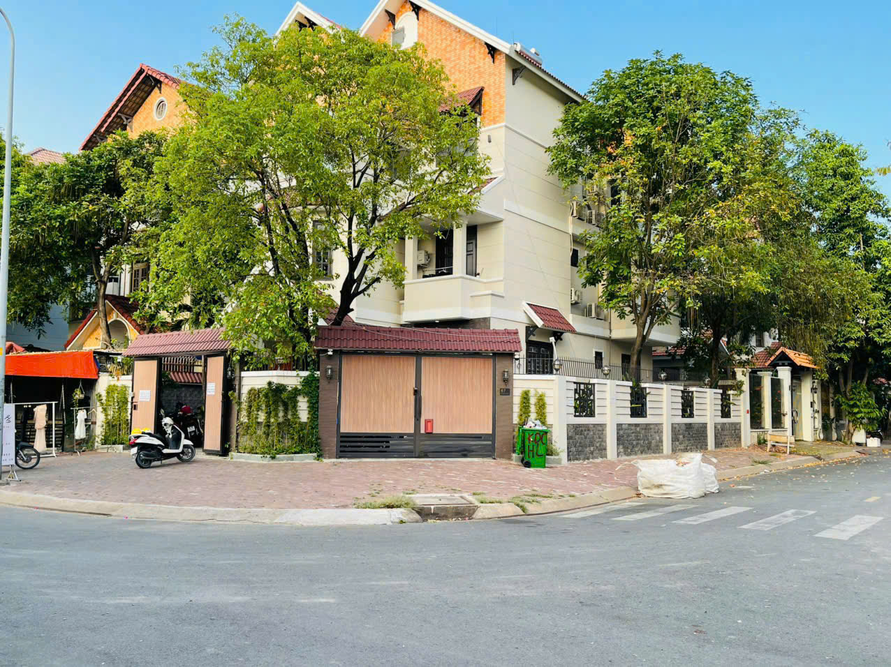 Bán siêu biệt thự Him Lam 6A khu Trung Sơn, Bình Chánh căn góc, hàng hiếm có 9 phòng ngủ 2