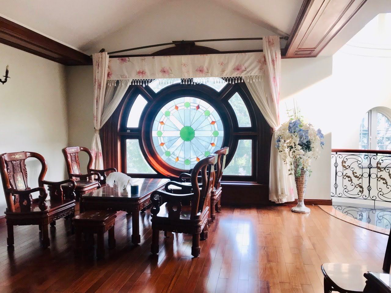 Cho thuê biệt thự đơn lập khu Cảnh Đồi Phú Mỹ Hưng, Quận 7 căn góc có 7 phòng ngủ kiến trúc Pháp