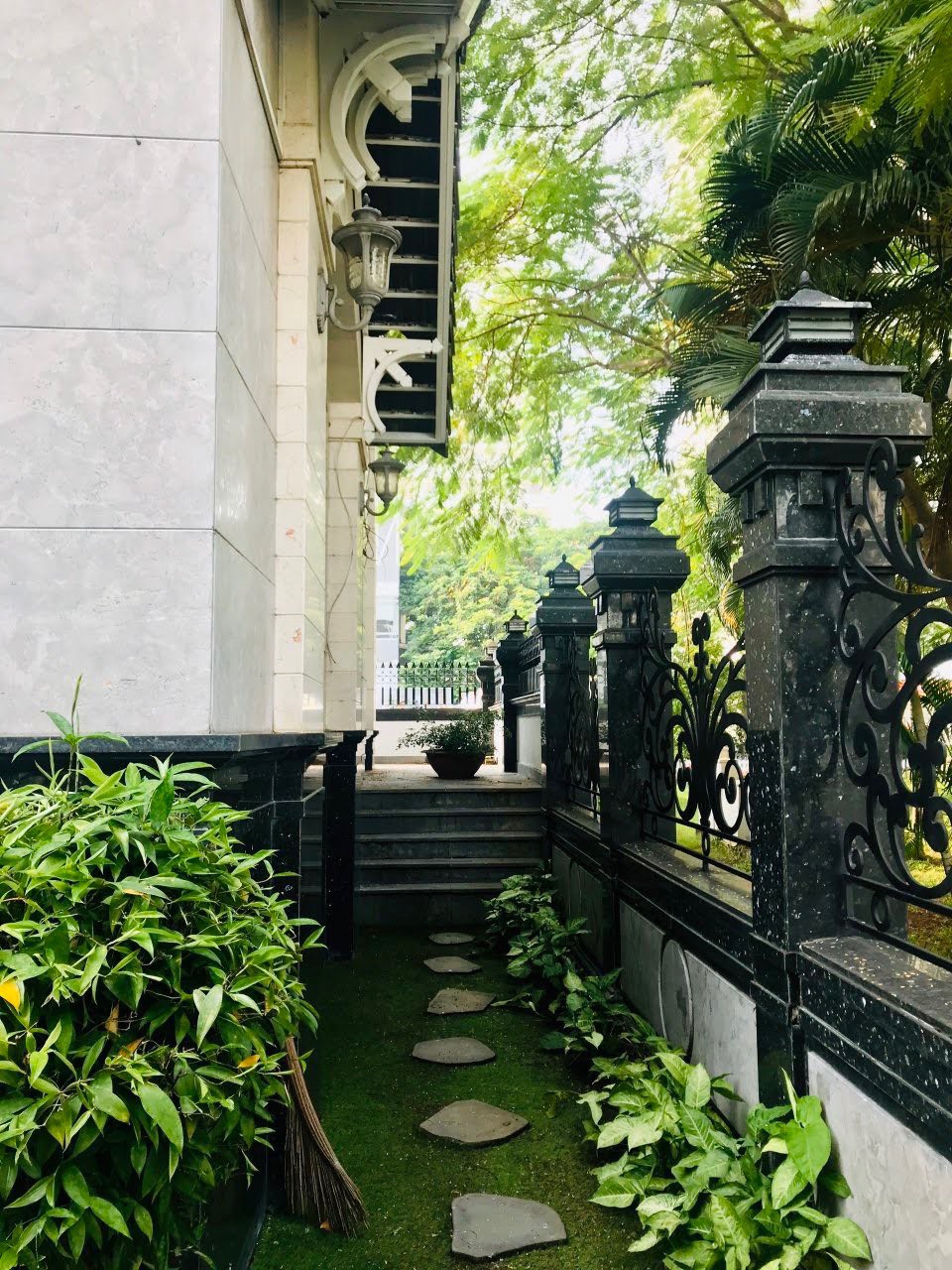 Cho thuê biệt thự đơn lập khu Cảnh Đồi Phú Mỹ Hưng, Quận 7 căn góc có 7 phòng ngủ kiến trúc Pháp 2