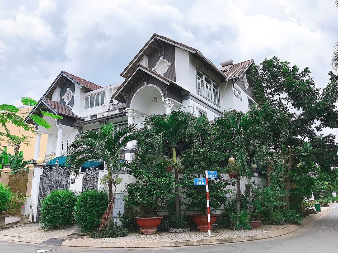 Bán biệt thự mặt tiền khu dân cư Phú Mỹ Vạn Phát Hưng, Quận 7 căn góc vị trí đẹp có sân vườn 2