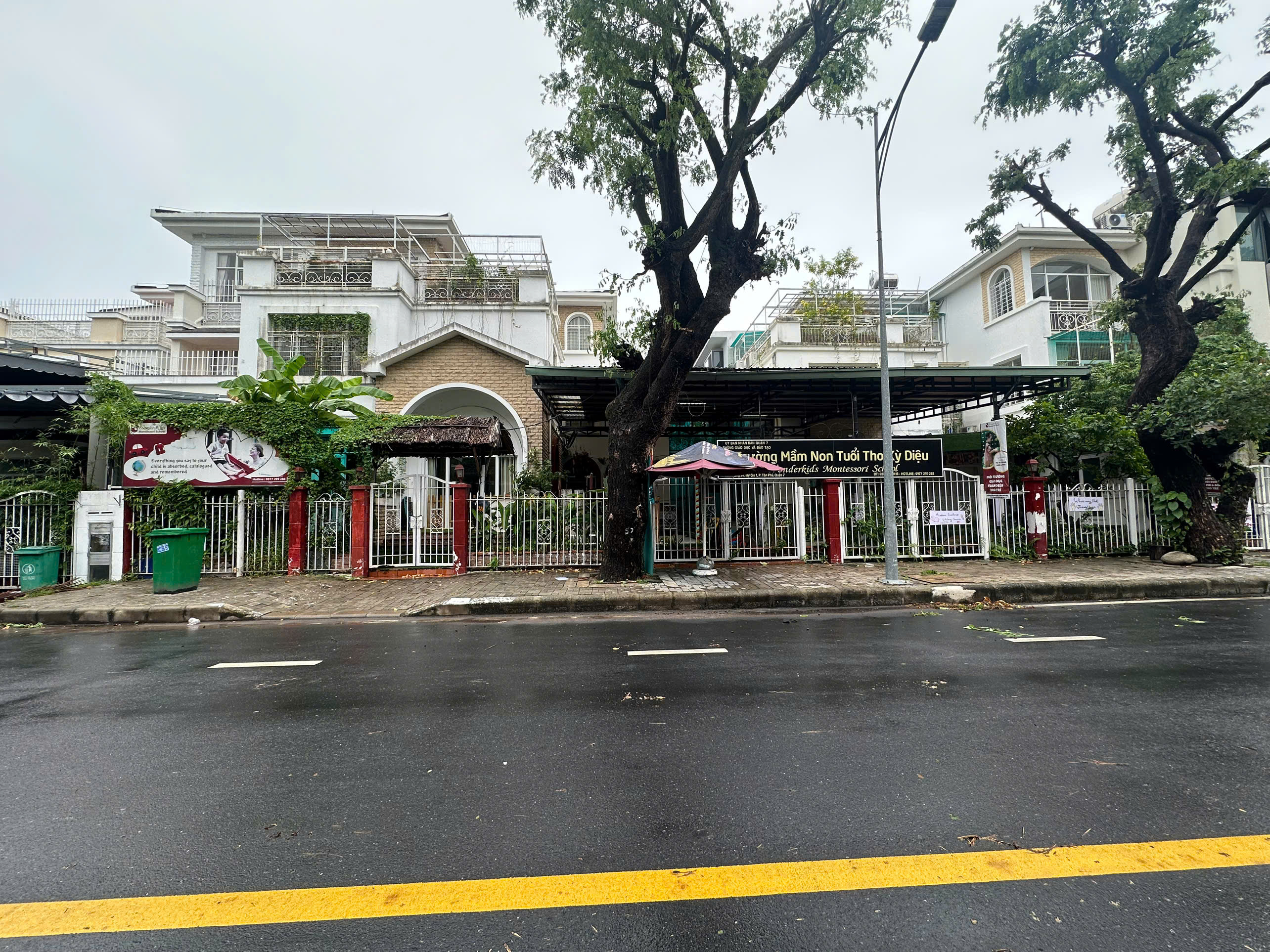 Cho thuê biệt thự Mỹ Gia 1 Phú Mỹ Hưng 2 căn liền kề xây 2 lầu có sân chung diện tích rộng 512m2