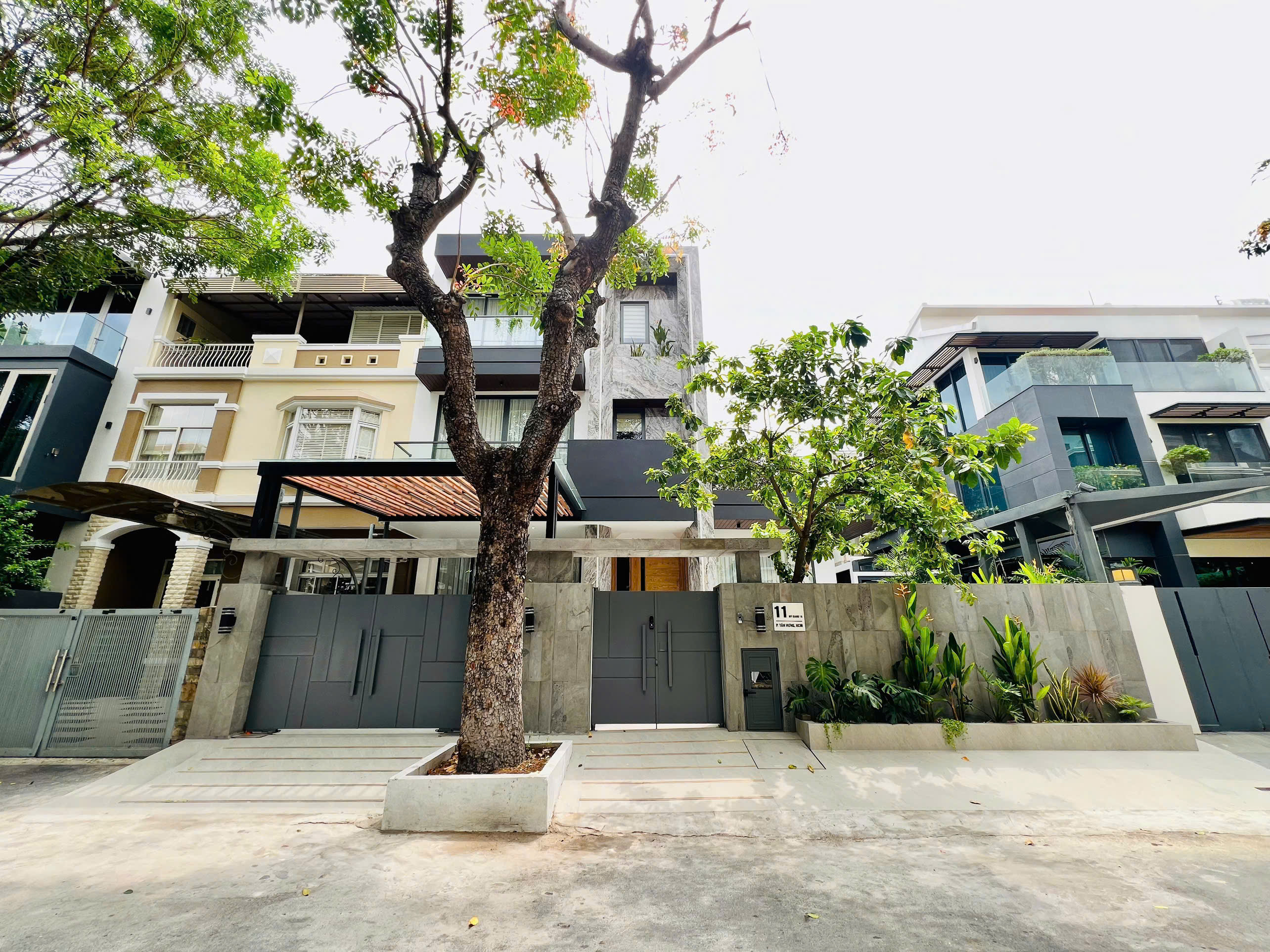 Bán biệt thự Mỹ Giang 1A Phú Mỹ Hưng, Quận 7 Xây 3 tầng có 4 phòng ngủ, hướng Tây Nam – 211.5m2