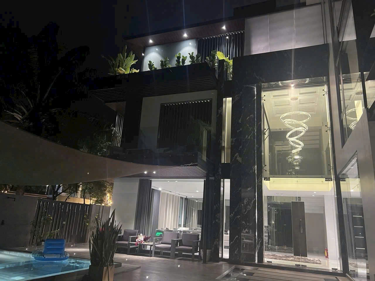 Cho thuê biệt thự Mỹ Gia 1 Phú Mỹ Hưng xây 3 tầng có 5 phòng ngủ thang máy hồ bơi riêng – 326.6m2 3