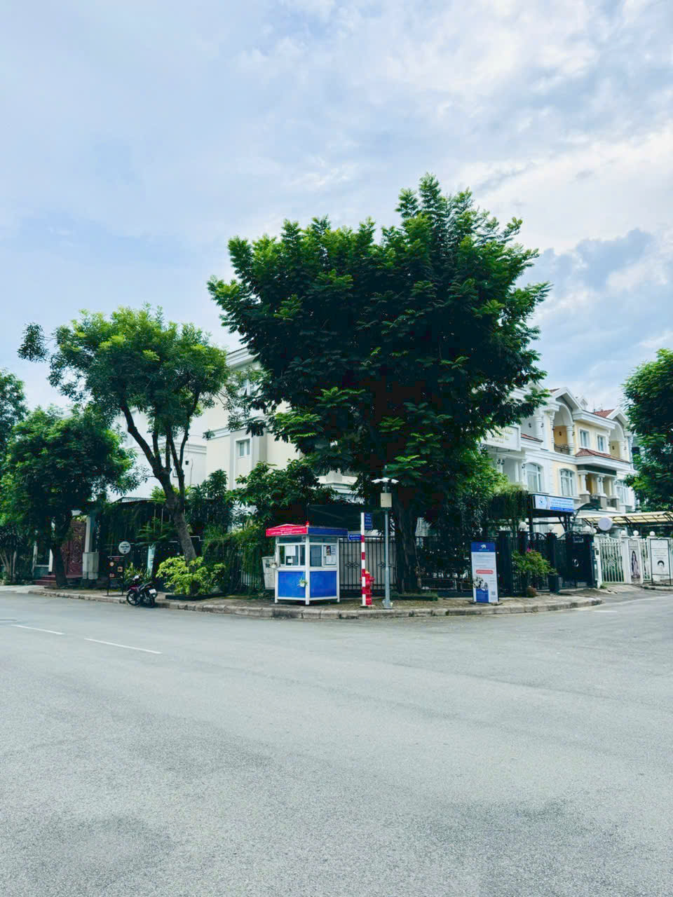 Bán biệt thự Mỹ Phú 3 Phú Mỹ Hưng, Quận 7 căn góc xây 3 tầng có sân vườn 2