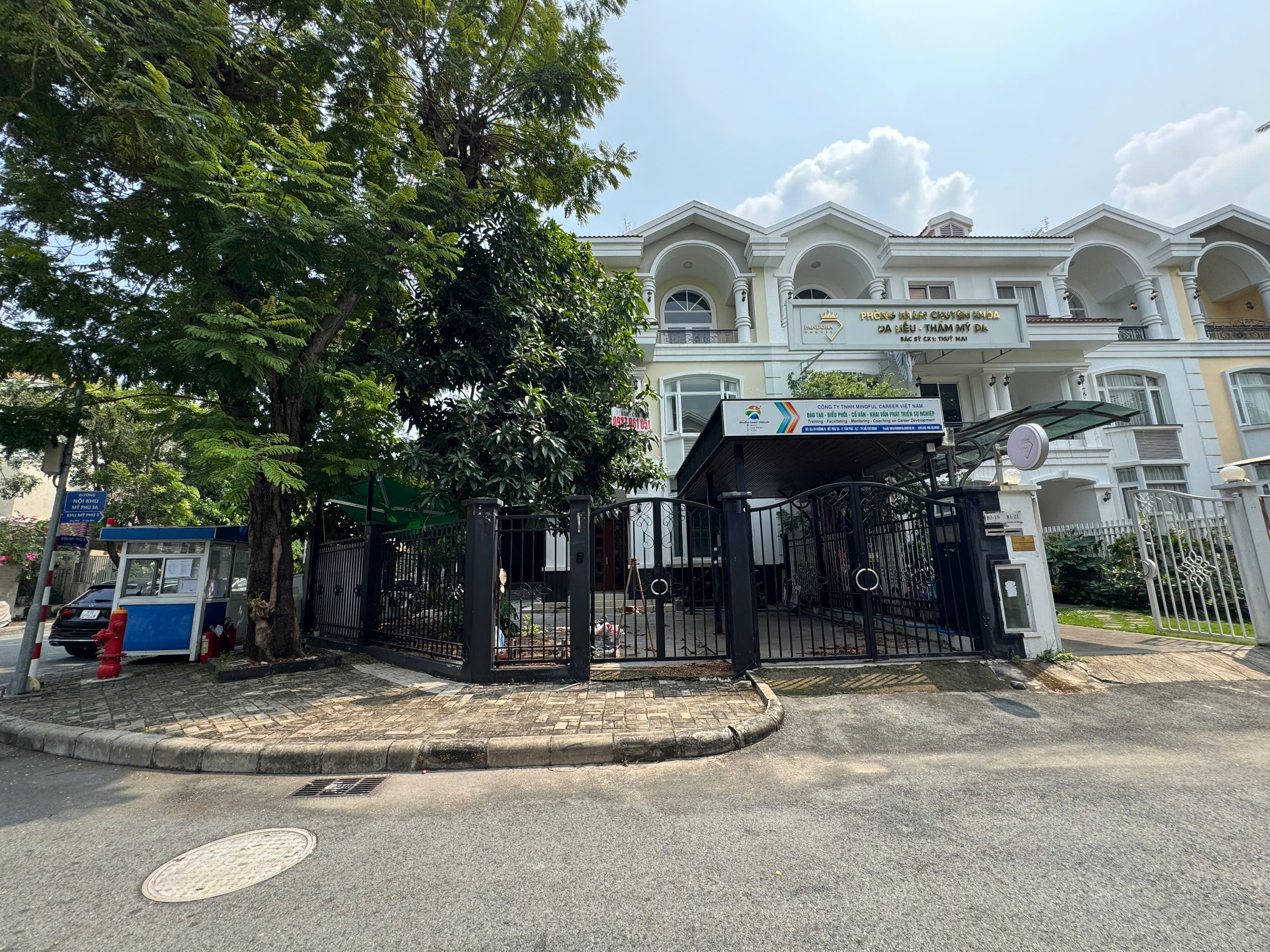 Bán biệt thự Mỹ Phú 3 Phú Mỹ Hưng, Quận 7 căn góc xây 3 tầng có sân vườn 1