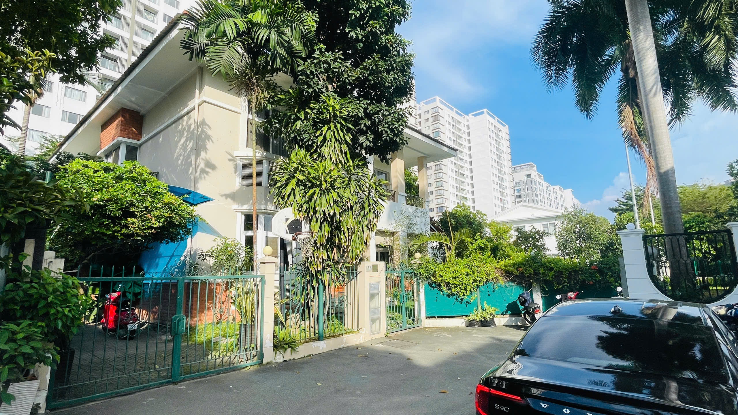 Cho thuê biệt thự Mỹ Phú Phú Mỹ Hưng, Quận 7 có 5 phòng ngủ, sân vườn, hồ bơi 4