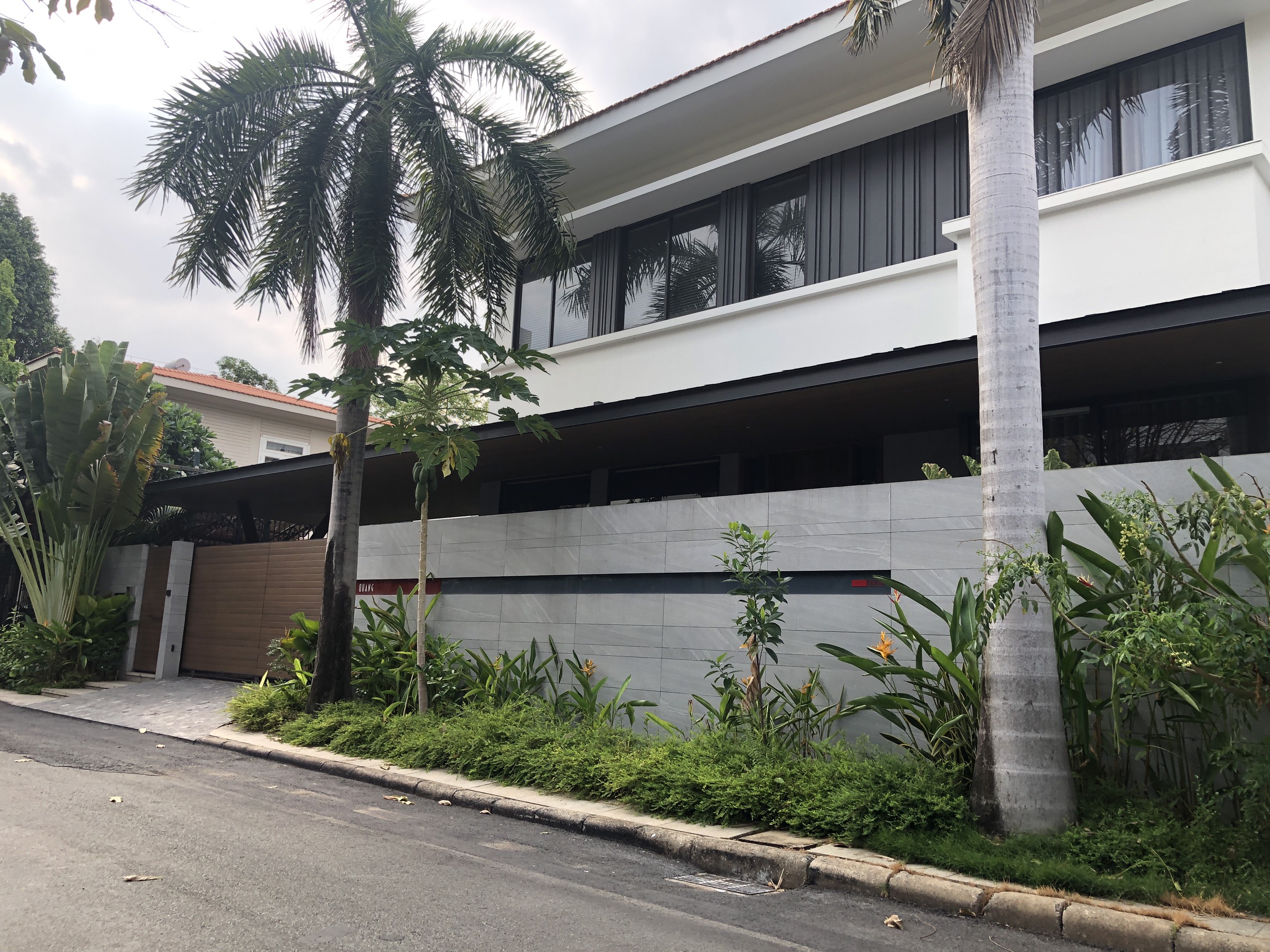 Bán biệt thự Mỹ Quang, Phú Mỹ Hưng, Quận 7 có 4 phòng ngủ, hồ bơi khu VIP nhất Cảnh Đồi 4