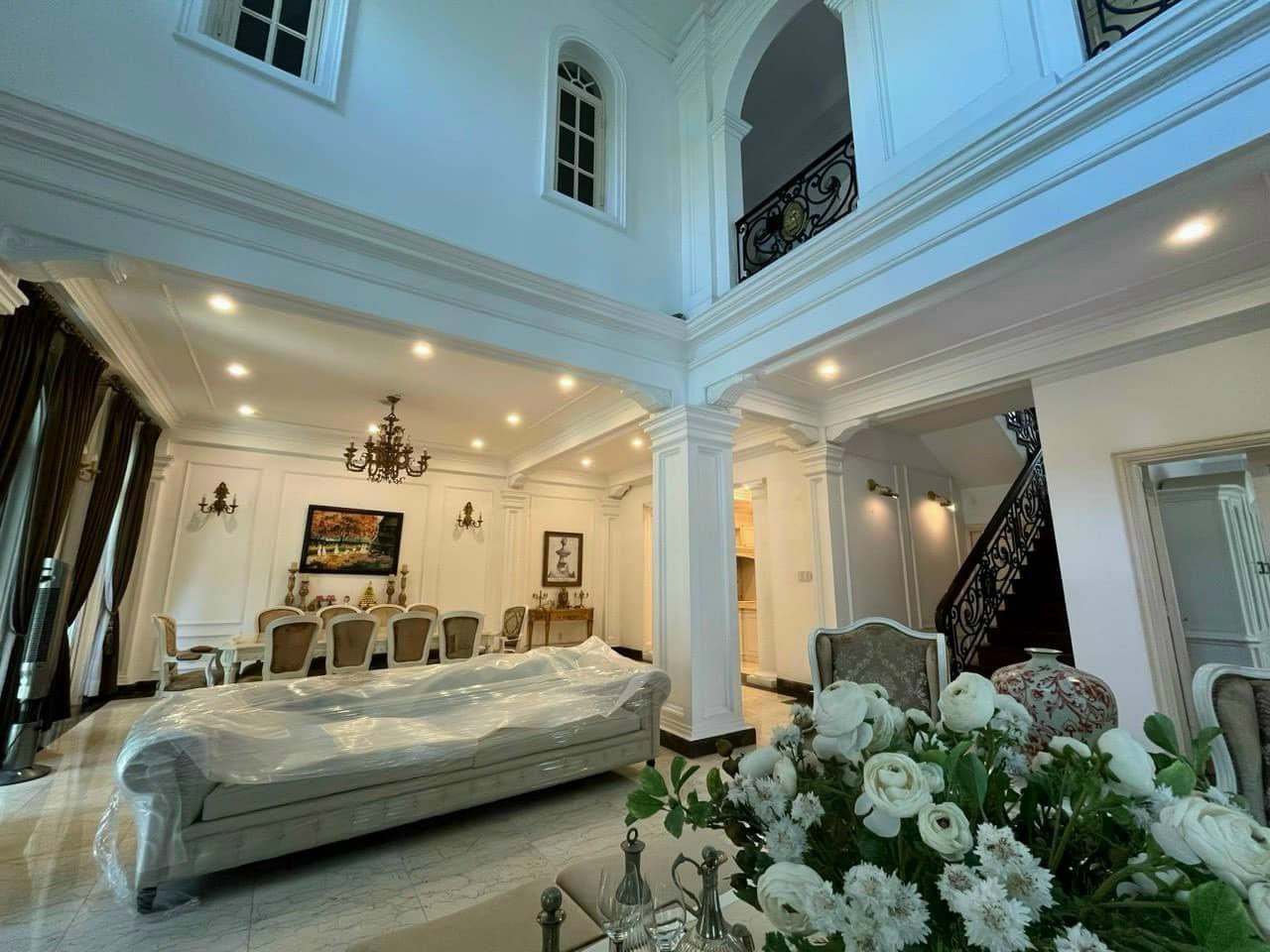 Cho thuê biệt thự Mỹ Quang Phú Mỹ Hưng, Quận 7 có 4 phòng ngủ, sân vườn, gara để được 3 ô tô 5