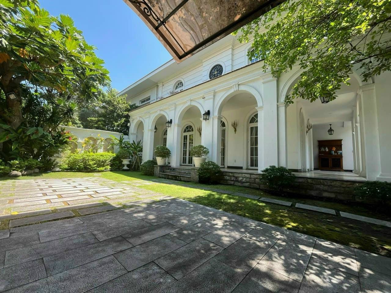 Cho thuê biệt thự Mỹ Quang Phú Mỹ Hưng, Quận 7 có 4 phòng ngủ, sân vườn, gara để được 3 ô tô 3