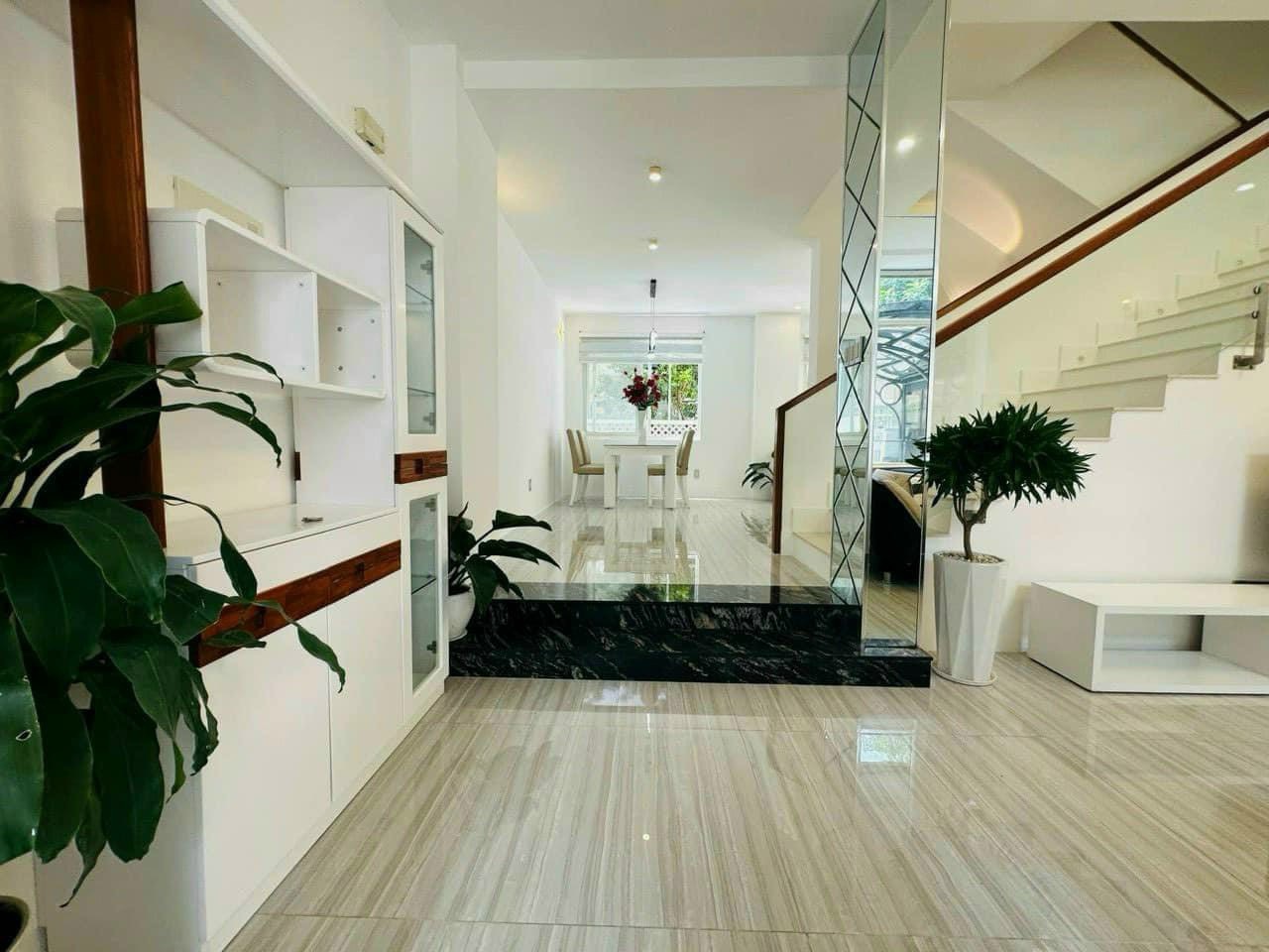 Cho thuê biệt thự Mỹ Quang Phú Mỹ Hưng, Quận 7 có 4 phòng ngủ, sân vườn, gara để được 3 ô tô 2