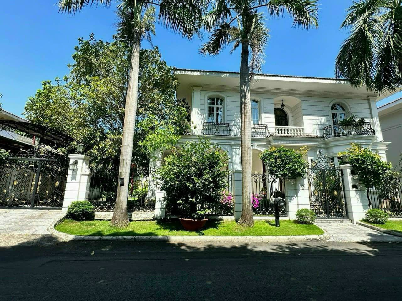 Cho thuê biệt thự Mỹ Quang Phú Mỹ Hưng, Quận 7 có 4 phòng ngủ, sân vườn, gara để được 3 ô tô 1