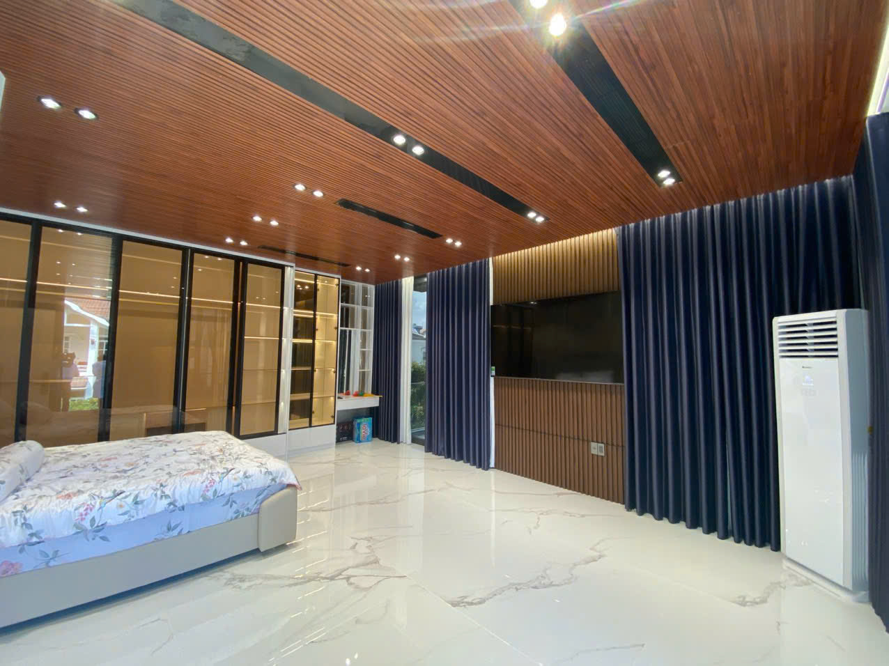 Bán biệt thự Mỹ Thái 1 Phú Mỹ Hưng, Quận 7 căn góc có 4 phòng ngủ, 2 lầu, thang máy 9