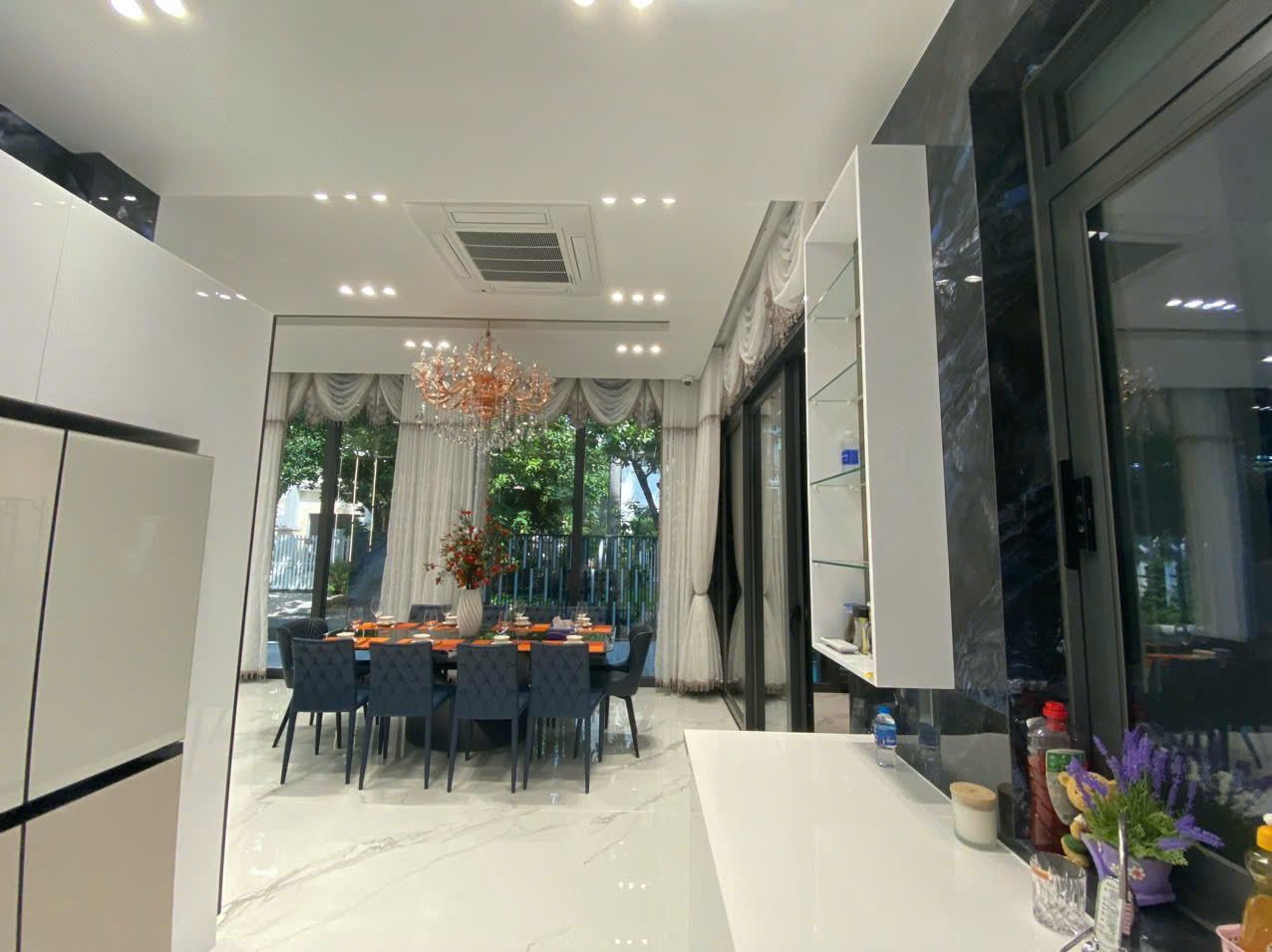 Bán biệt thự Mỹ Thái 1 Phú Mỹ Hưng, Quận 7 căn góc có 4 phòng ngủ, 2 lầu, thang máy 4