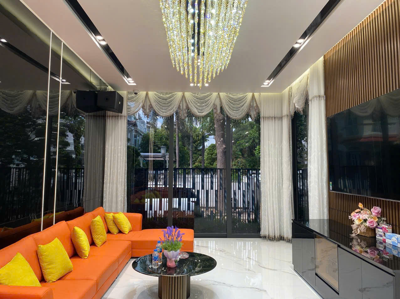 Bán biệt thự Mỹ Thái 1 Phú Mỹ Hưng, Quận 7 căn góc có 4 phòng ngủ, 2 lầu, thang máy 3