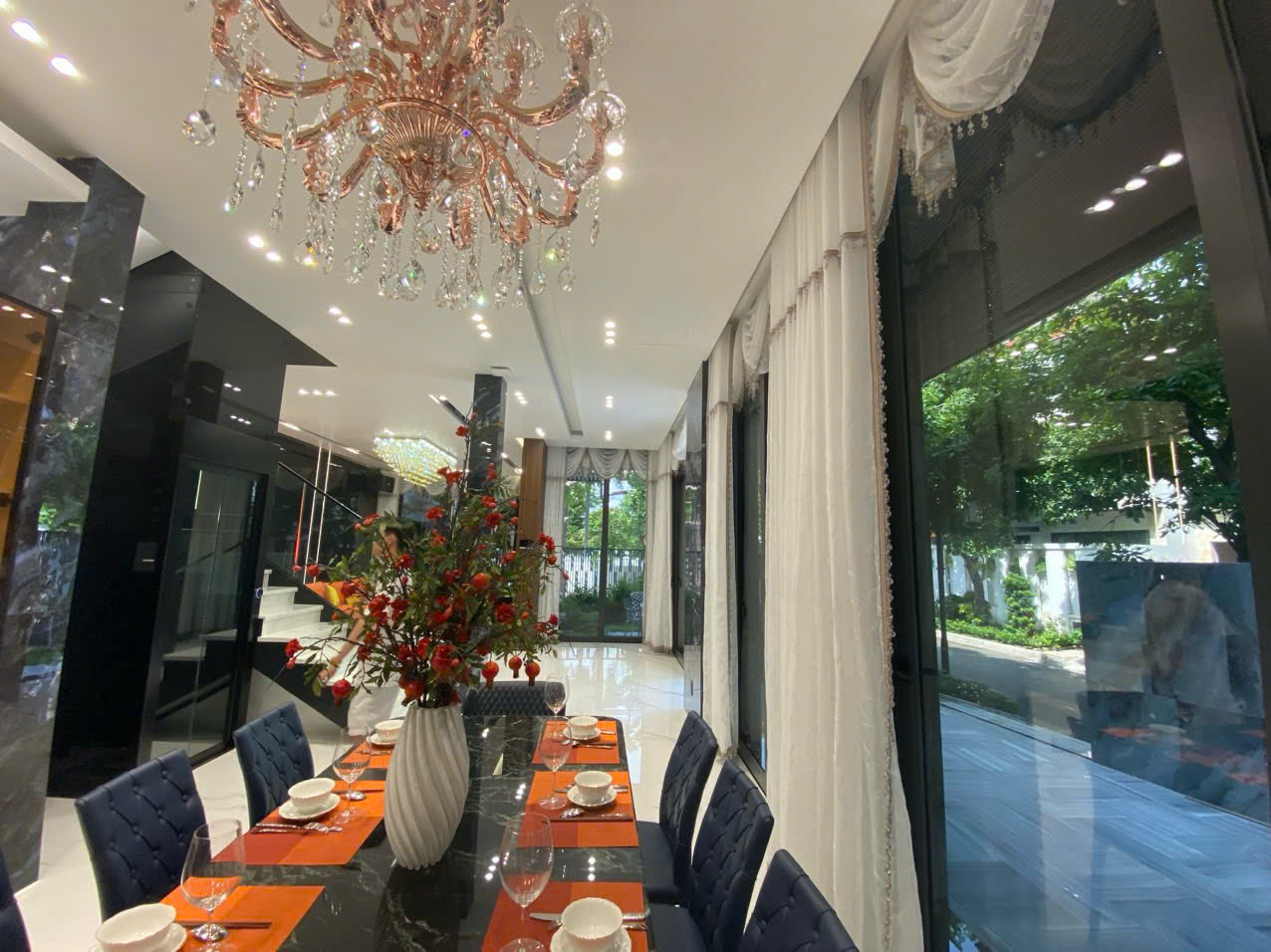 Bán biệt thự Mỹ Thái 1 Phú Mỹ Hưng, Quận 7 căn góc có 4 phòng ngủ, 2 lầu, thang máy 2