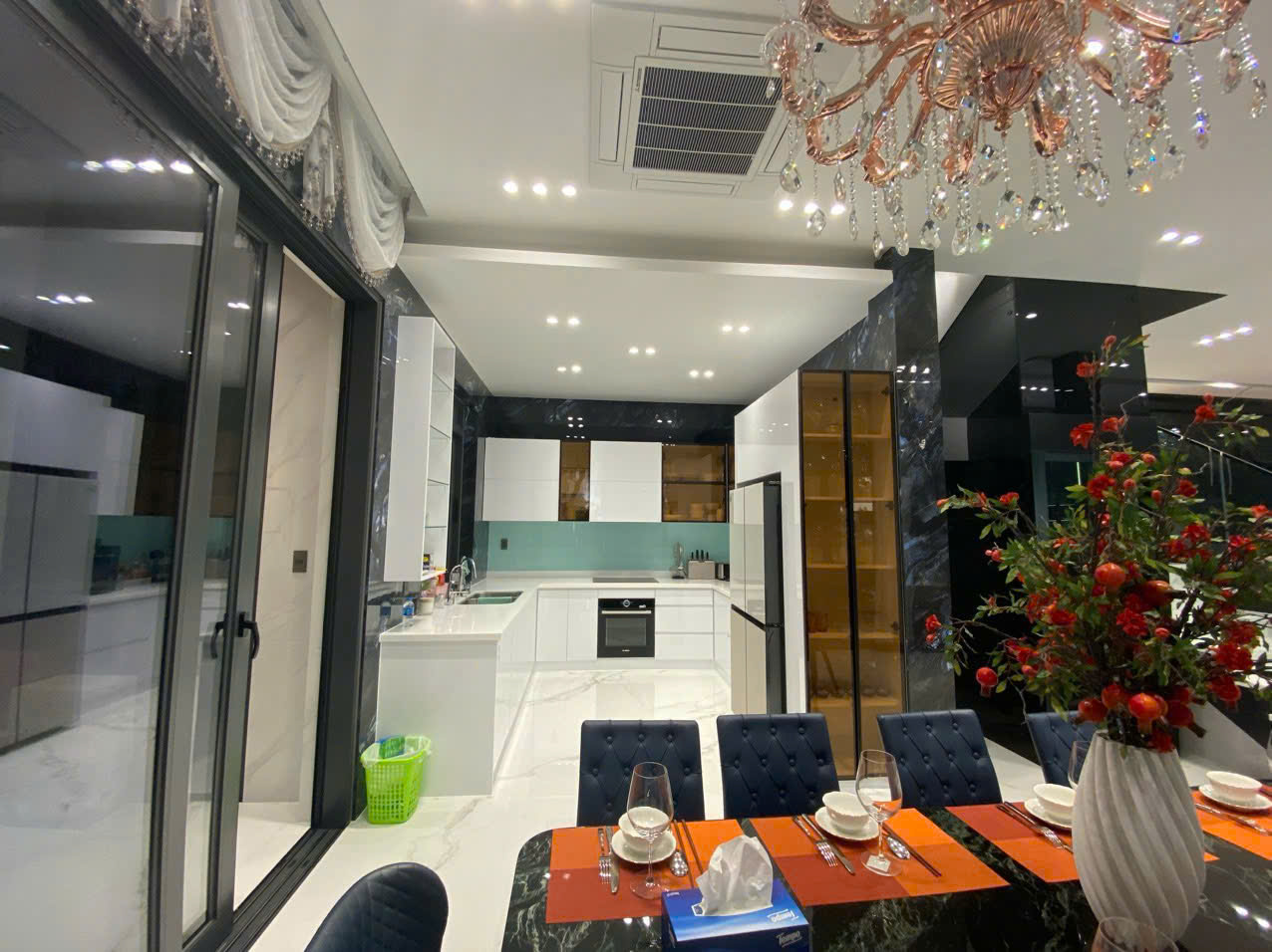 Bán biệt thự Mỹ Thái 1 Phú Mỹ Hưng, Quận 7 căn góc có 4 phòng ngủ, 2 lầu, thang máy 1