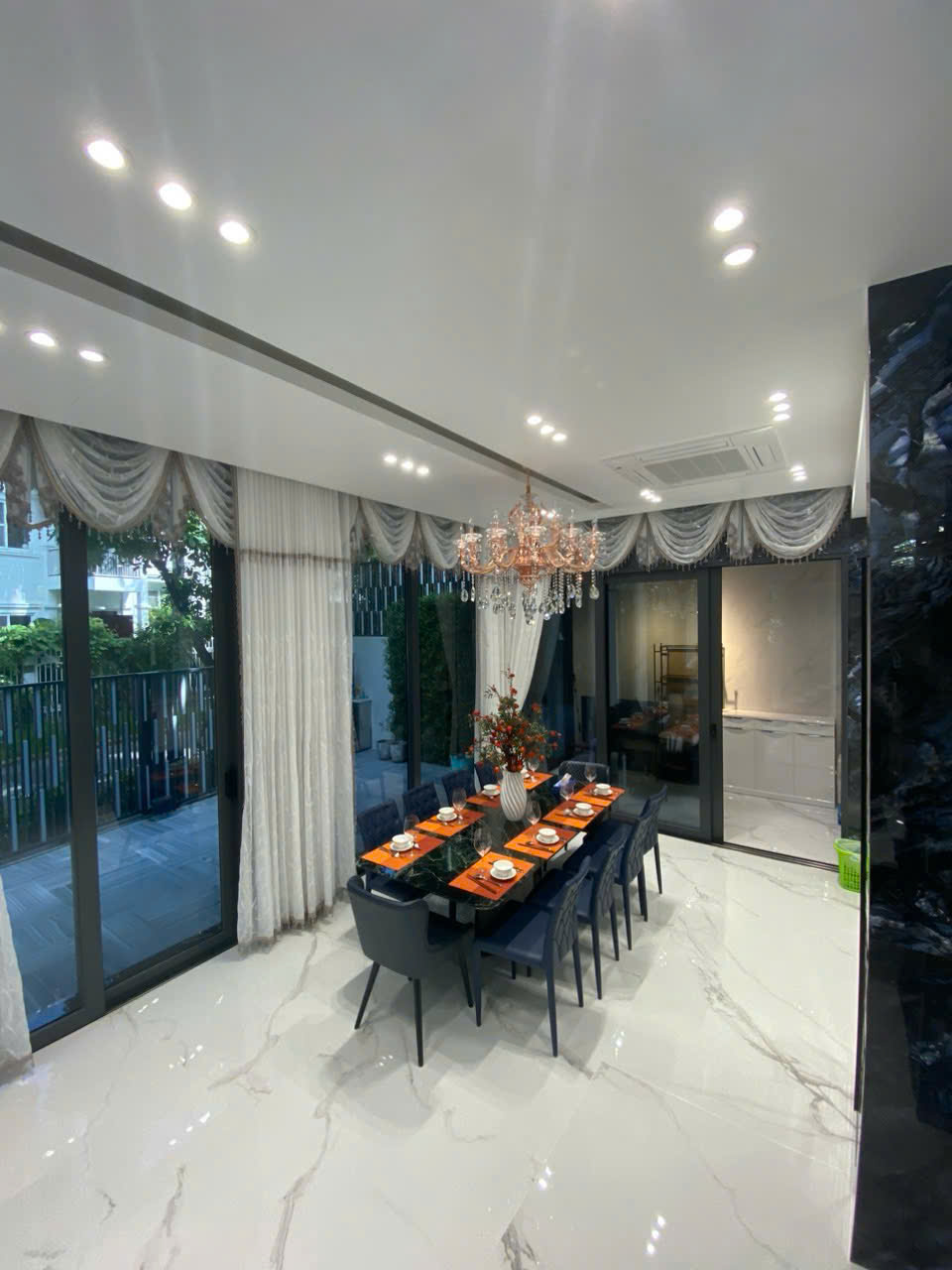 Bán biệt thự Mỹ Thái 1 Phú Mỹ Hưng, Quận 7 căn góc có 4 phòng ngủ, 2 lầu, thang máy 18