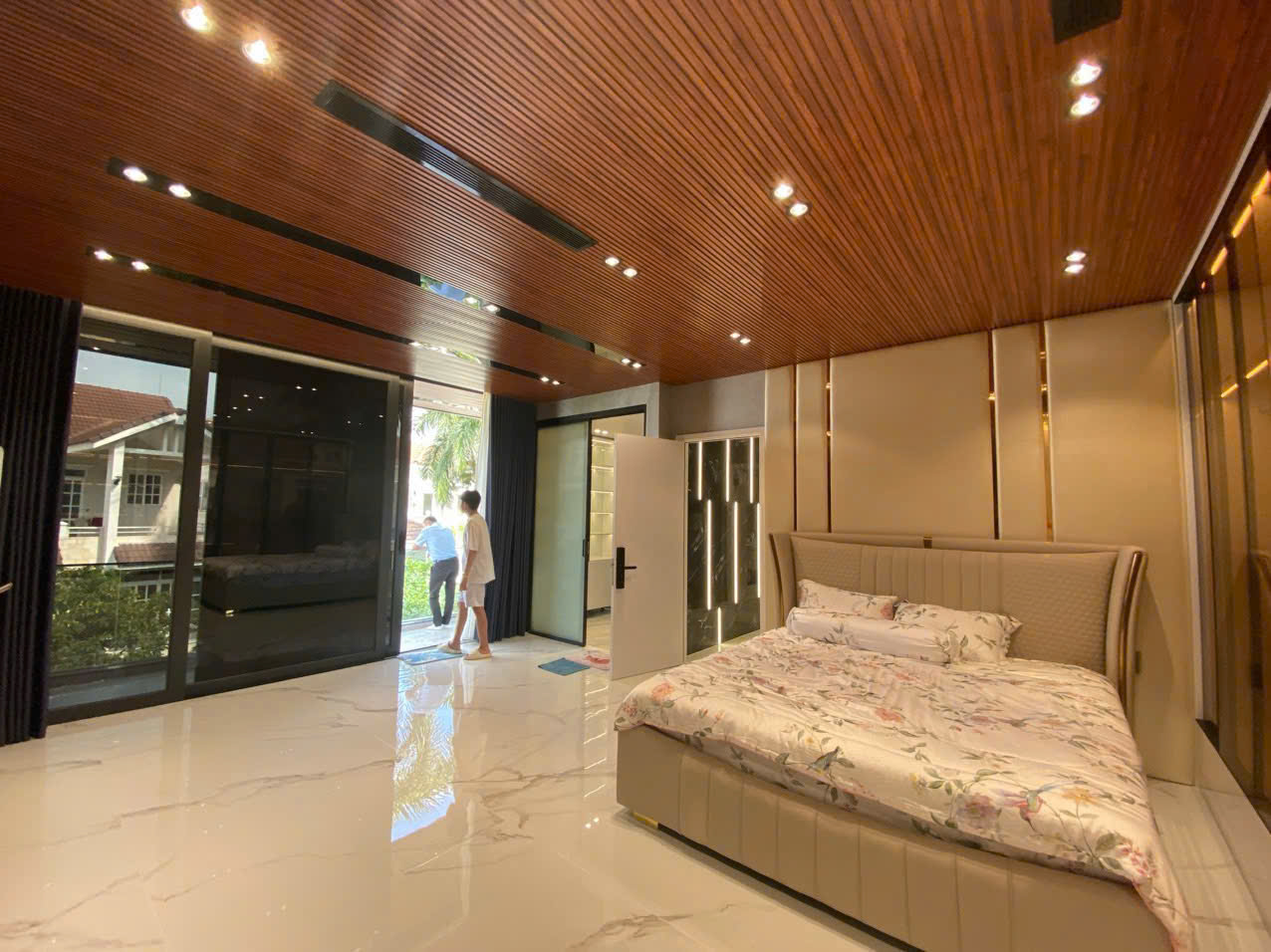 Bán biệt thự Mỹ Thái 1 Phú Mỹ Hưng, Quận 7 căn góc có 4 phòng ngủ, 2 lầu, thang máy 11