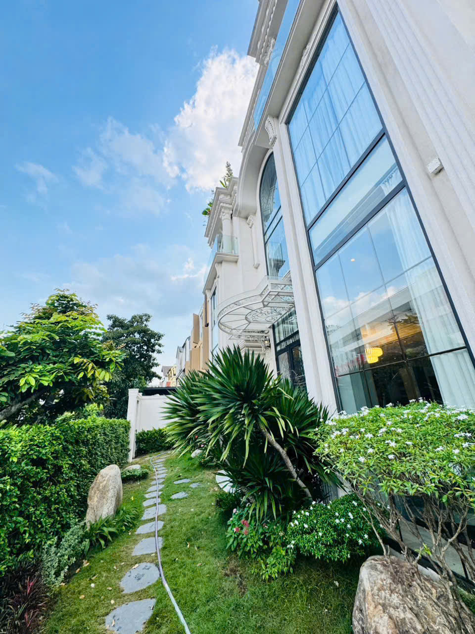 Cho thuê biệt thự Nam Thông 2 Phú Mỹ Hưng, Quận 7 xây 4 tầng có thang máy, 3 mặt tiền – 370.1m2 1